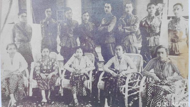 Pahlawan Nasional I Gusti Ngurah Rai (berdiri empat dari kiri) berpose bersama tekan seperjuangannya, dipotret dari arsip keluarga Puri Ngurah Rai Carangsari, Badung. Pahlawan Nasional I Gusti Ngurah Rai (berdiri empat dari kiri) berpose bersama tekan seperjuangannya, dipotret dari arsip keluarga Puri Ngurah Rai Carangsari, Badung.