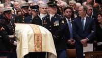 Sejumlah tokoh terkemuka Amerika hadir untuk memberikan penghormatan terakhir kepada salah satu figur politik paling berpengaruh pada era modern AS. REUTERS/Jonathan Ernst