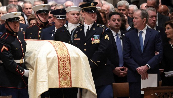 Upacara pemakaman mantan Wakil Presiden Amerika Serikat Dick Cheney digelar khidmat di Katedral Nasional Washington pada Kamis (20/11/2025). Sejumlah tokoh terkemuka Amerika hadir untuk memberikan penghormatan terakhir kepada salah satu figur politik paling berpengaruh pada era modern AS. REUTERS/Jonathan Ernst