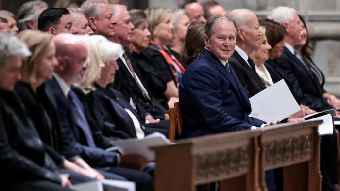 Upacara pemakaman mantan Wakil Presiden Amerika Serikat Dick Cheney digelar khidmat di Katedral Nasional Washington pada Kamis (20/11/2025). Sejumlah tokoh terkemuka Amerika hadir untuk memberikan penghormatan terakhir kepada salah satu figur politik paling berpengaruh pada era modern AS. REUTERS/Jonathan Ernst