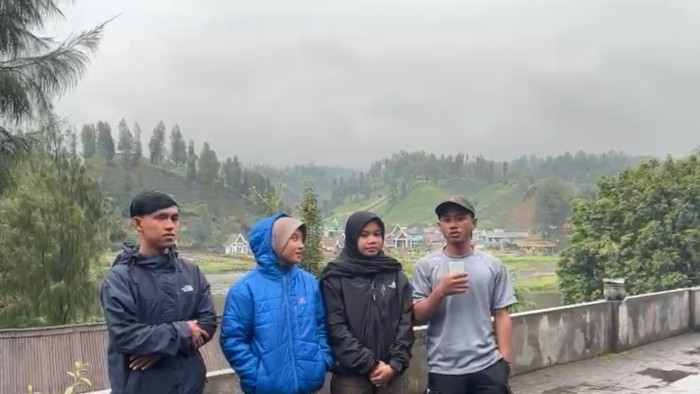 Para pendaki saat Gunung Semeru erupsi