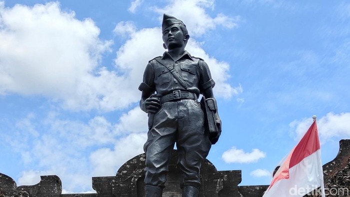 Patung Pahlawan Nasional I Gusti Ngurah Rai diabadikan di depan Puri Agung Carangsari, Kecamatan Petang, Badung.