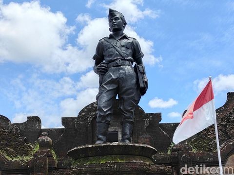 Patung Pahlawan Nasional I Gusti Ngurah Rai diabadikan di depan Puri Agung Carangsari, Kecamatan Petang, Badung. Patung Pahlawan Nasional I Gusti Ngurah Rai diabadikan di depan Puri Agung Carangsari, Kecamatan Petang, Badung.