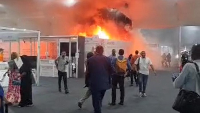 Salah satu paviliun di lokasi Konferensi Perubahan Iklim ke-30 (KTT COP30) Brasil kebakaran. Api membubung tinggi hingga mengenai atap.