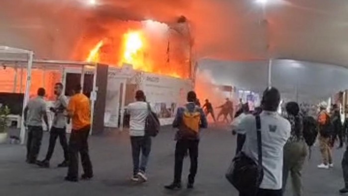 Salah satu paviliun di lokasi Konferensi Perubahan Iklim ke-30 (KTT COP30) Brasil kebakaran. Api membubung tinggi hingga mengenai atap.