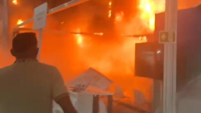 Salah satu paviliun di lokasi Konferensi Perubahan Iklim ke-30 (KTT COP30) Brasil kebakaran. Api membubung tinggi hingga mengenai atap.