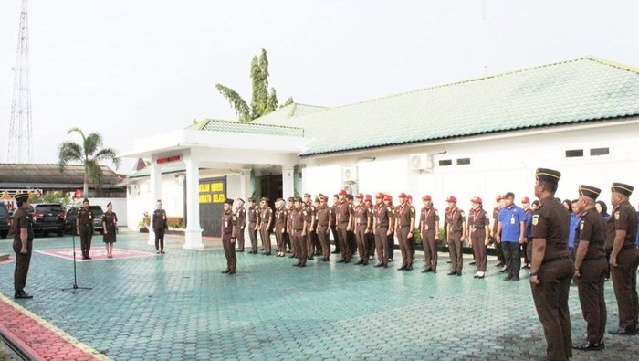Pegawai Kejari Labusel sedang apel pagi di depan halaman kantor. (Dok. Instagram @kejarilabuhanbatuselatan)