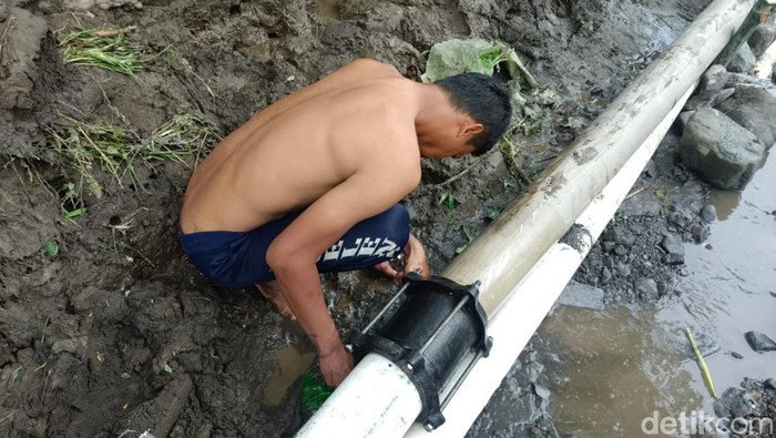 Pekerja sedang menyambungkan pipa jaringan air beberapa waktu lalu.