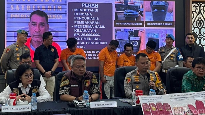 Pelaku Hamonangan Simamora saat dihadirkam dalam konferensi pers. (Foto: Finta Rahyuni/detikSumut)