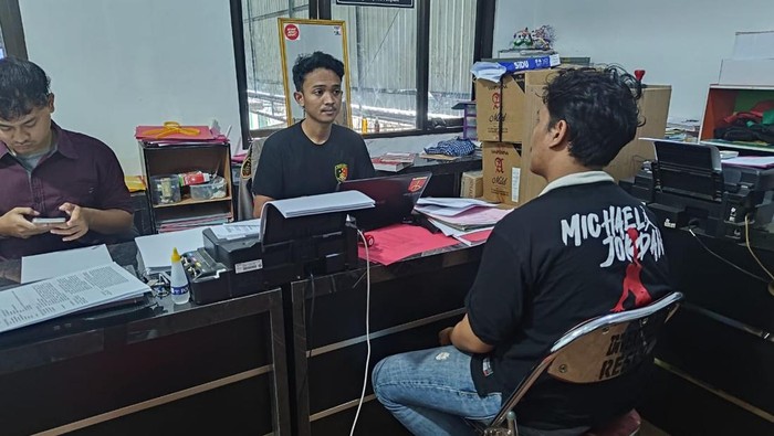 Pelaku Pembakaran Rumah, Yohanes Jenny Fernando, saat menjalani pemeriksaan di Mapolres Wonogiri, Jumat (21/11/2025).