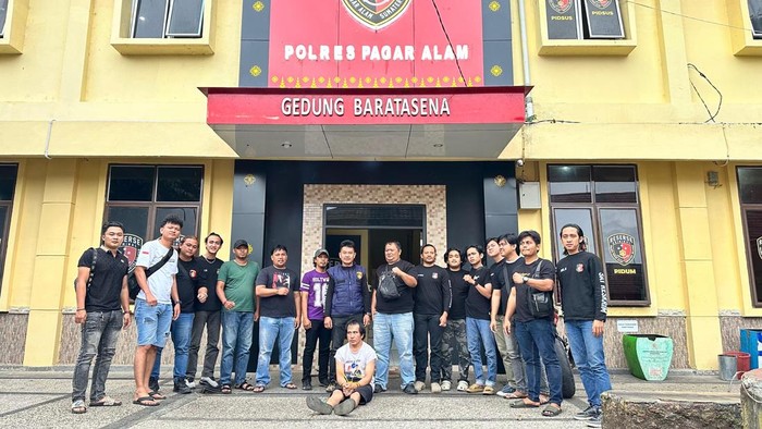 Pelaku saat diamankan polisi.