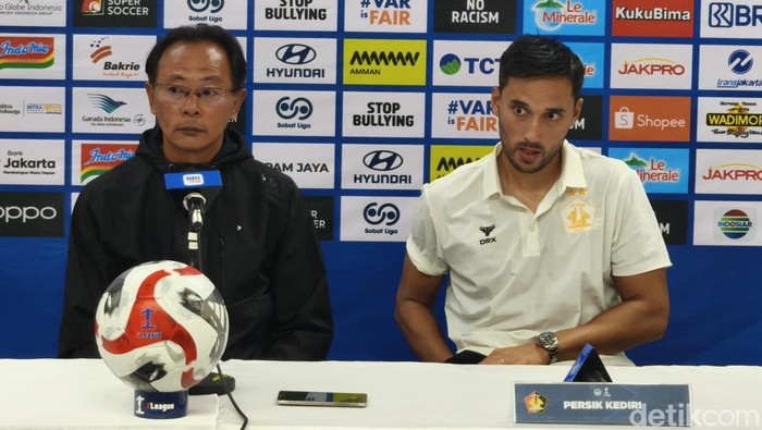 Pelatih Persik Kediri, Ong Kim Swee; dan pemain Persik Kediri Ezra Wilian, di Stadion Manahan, Solo, Kamis (20/11/2025).