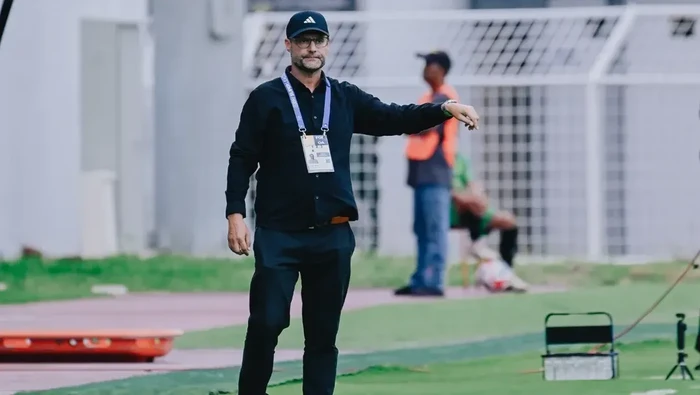 Pelatih PSM Makassar Tomas Trucha memberi instruksi saat laga melawan PSBS Biak di Stadion Gelora BJ Habibie.