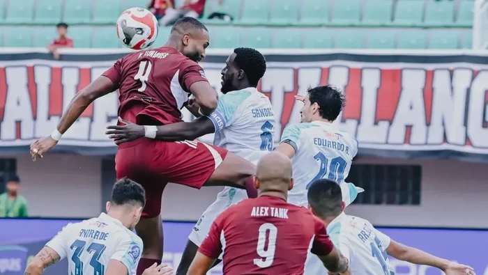 Pemain PSM Makassar Yuran Fernandes dan Alex Tanque berduel dengan pemain PSBS Biak dalam laga Super League di Stadion Gelora BJ Habibie.