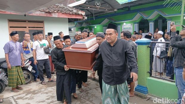 Prosesi pemakaman Makam Mbah Lasiyo Sesepuh Sedulur Sikep Blora. Mbah Lasiyo dimakamkan di area Situs Mbah Samin Suro Engkrek.
