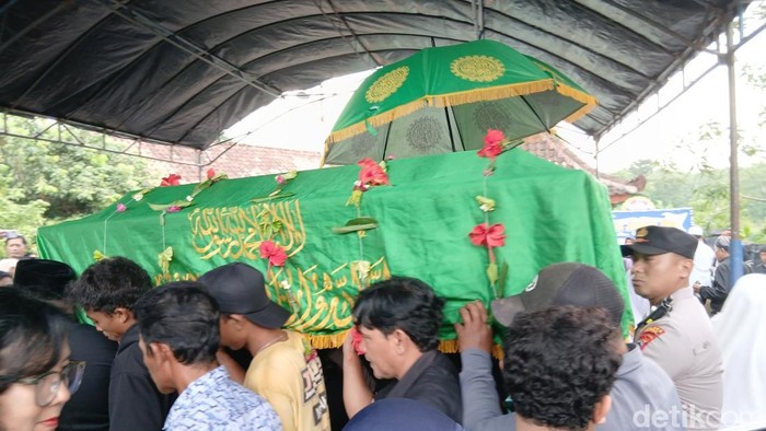 Prosesi pemakaman Makam Mbah Lasiyo Sesepuh Sedulur Sikep Blora. Mbah Lasiyo dimakamkan di area Situs Mbah Samin Suro Engkrek.
