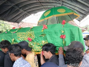 Mbah Lasiyo Sesepuh Samin di Blora Dimakamkan Secara Islam