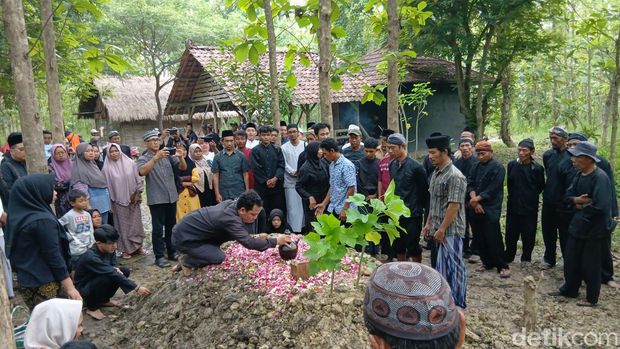 Prosesi pemakaman Makam Mbah Lasiyo Sesepuh Sedulur Sikep Blora. Mbah Lasiyo dimakamkan di area Situs Mbah Samin Suro Engkrek.
