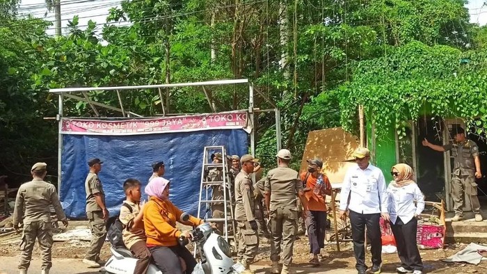 Pembongkaran lapak PKL dan bangunan liar di Depok
