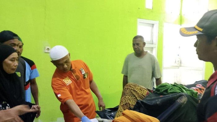 Pemeriksaan fisik dan ciri-ciri jasad Awahab di RSUD Bima, Jumat, (21/11/2025). (Dok. Polres Bima Kota)