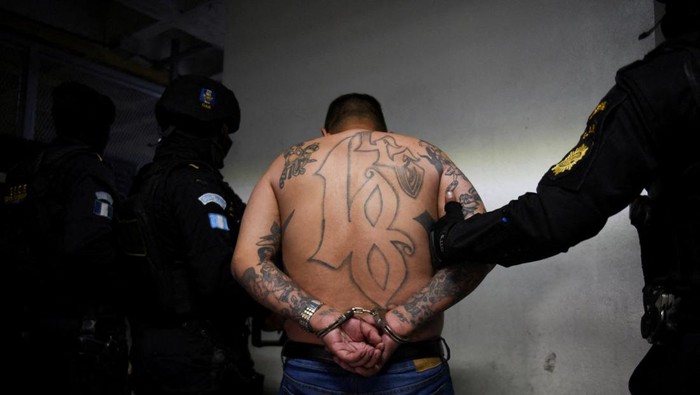 Upaya pelarian besar-besaran dari Penjara Fraijanes II akhirnya berakhir ketika pasukan khusus kepolisian Guatemala berhasil menangkap kembali Ever Sinay, alias “Cartoon”, salah satu pemimpin geng 18th Street yang paling dicari. Penangkapan berlangsung pada Kamis (20/11/2025) di Guatemala City, setelah aparat keamanan mengerahkan operasi berskala nasional untuk memburu para buronan. REUTERS/Cristina Chiquin