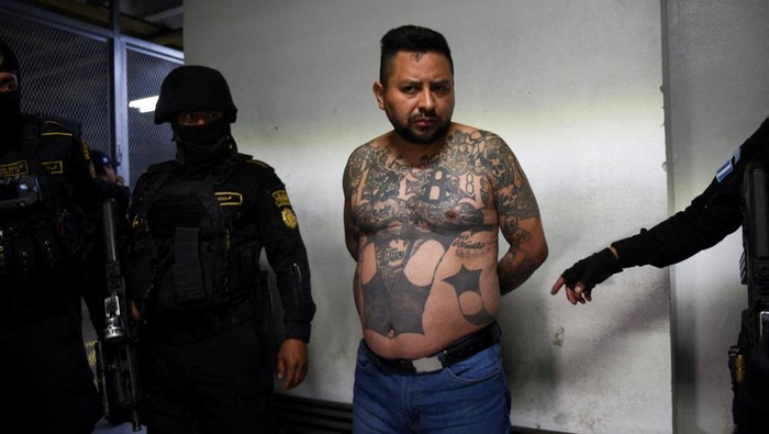 Upaya pelarian besar-besaran dari Penjara Fraijanes II akhirnya berakhir ketika pasukan khusus kepolisian Guatemala berhasil menangkap kembali Ever Sinay, alias “Cartoon”, salah satu pemimpin geng 18th Street yang paling dicari. Penangkapan berlangsung pada Kamis (20/11/2025) di Guatemala City, setelah aparat keamanan mengerahkan operasi berskala nasional untuk memburu para buronan. REUTERS/Cristina Chiquin