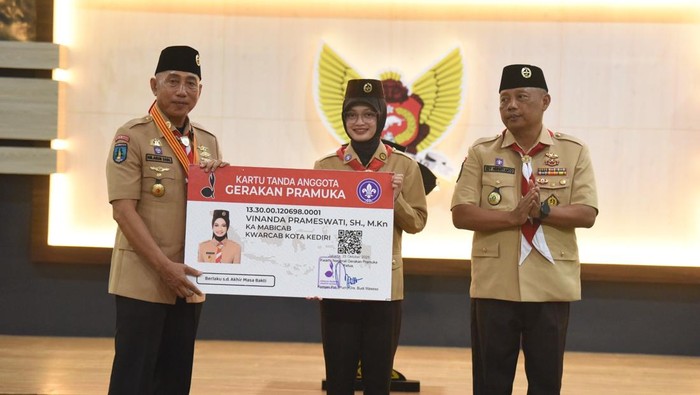 Ketua Kwartir Daerah Gerakan Pramuka Jawa Timur, HM Arum Sabil memberi kartu Pramuka secara simbolis ke Wali Kota, Vinanda Prameswati