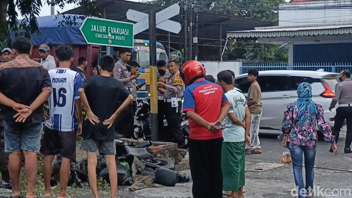 Pemotor tewas tertabrak KA di perlintasan tanpa palang pintu di Kota Probolinggo.