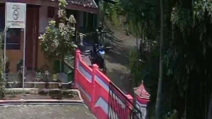 Pencurian sepeda motor yang terekam CCTV di SD N 2 Sremo, Kokap, Kulon Progo, Kamis (20/11/2025).