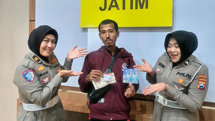 Pengendara tertib lalu lintas di Jatim dapat hadiah voucher belanja