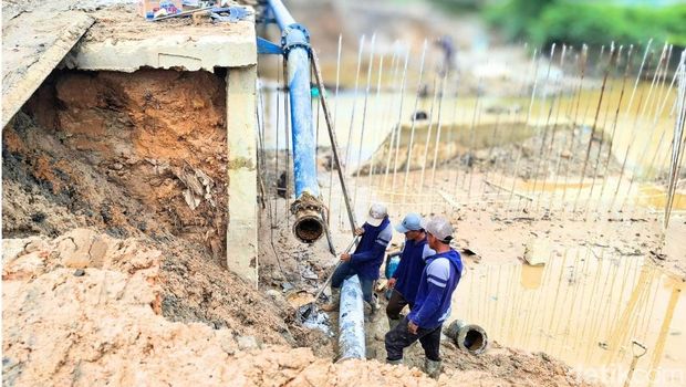 Pengerjaan perbaikan pipa oleh petugas PDAM Tarakan. (Oktavian Balang/detikKalimantan)