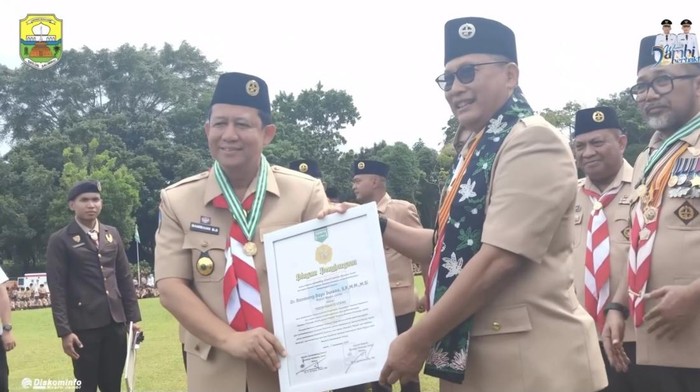 Penghargaan buat Bupati Muaro Jambi oleh Kwarnas Pramuka Budi Waseso