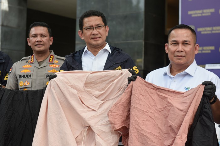 Dirreskrimsus Polda Metro Jaya Kombes Pol Edy Suranta Sitepu (kiri) bersama Kabid Humas Polda Metro Jaya Kombes Pol Bhudi Hermanto (tengah) dan Direktur Jenderal Perlindungan Konsumen dan Tertib Niaga (PKTN) Kemendag Moga Simatupang (kanan) menyampaikan keterangan pada rilis pengungkapan kasus pakaian bekas impor di Polda Metro Jaya, Jakarta Pusat, Jumat (21/11/2025). Ditreskrimsus Polda Metro Jaya mengungkap dua kasus penyelundupan pakaian bekas impor ilegal sebanyak 439 ballpres yang berasal dari Korea Selatan, Jepang dan China senilai Rp4 miliar. ANTARA FOTO/Fakhri Hermansyah/nym.