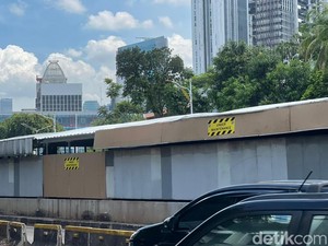Atap Lintasan MRT Tertimpa Pohon Tumbang di Senayan Kini Diberi Penutup