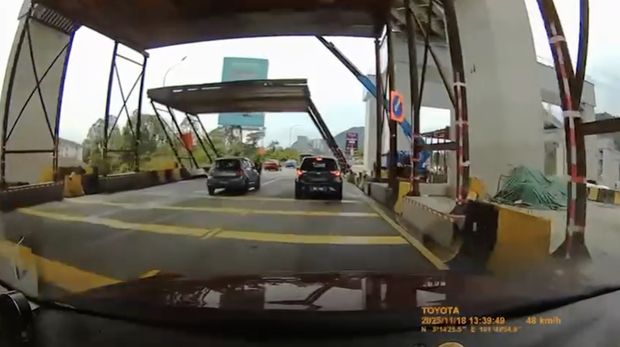 Perancah konstruksi kanopi di sebuah jalan tol runtuh menimpa sebuah mobil di Kuala Lumpur, Malaysia. (Tangkapan Layar Video Threads/@sidchan)