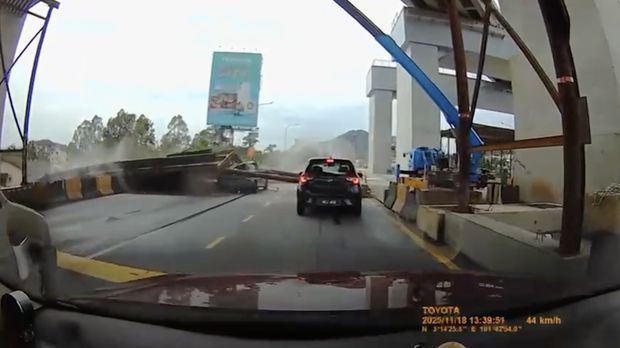 Perancah konstruksi kanopi di sebuah jalan tol runtuh menimpa sebuah mobil di Kuala Lumpur, Malaysia. (Tangkapan Layar Video Threads/@sidchan)