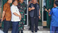 Bupati Karawang Aep Syaepuloh saat berbincang dengan awak selamat, dan diwawancara awak media