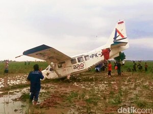 Pesawat Mendarat Darurat di Sawah Karawang, Ini 6 Faktanya