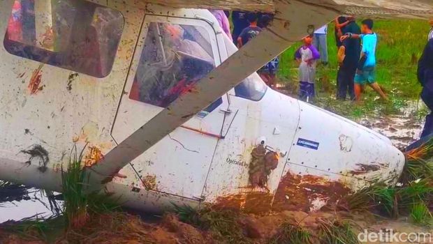 Pesawat Cessna yang jatuh di persawahan Karawang