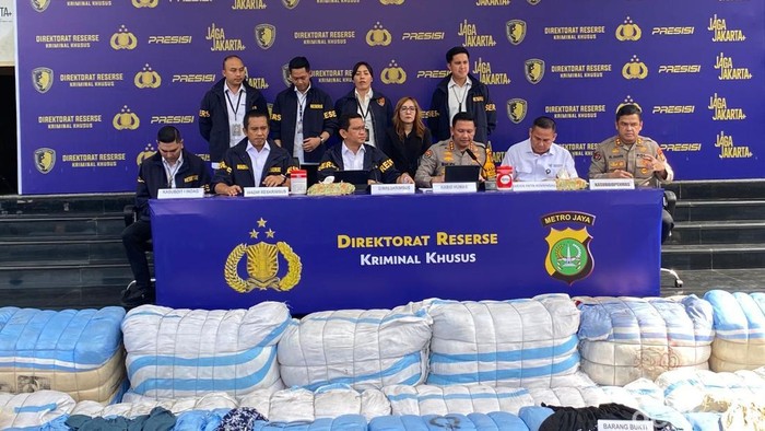 PMJ bongkar penyelundupan pakaian bekas impor. (Wildan/detikcom)