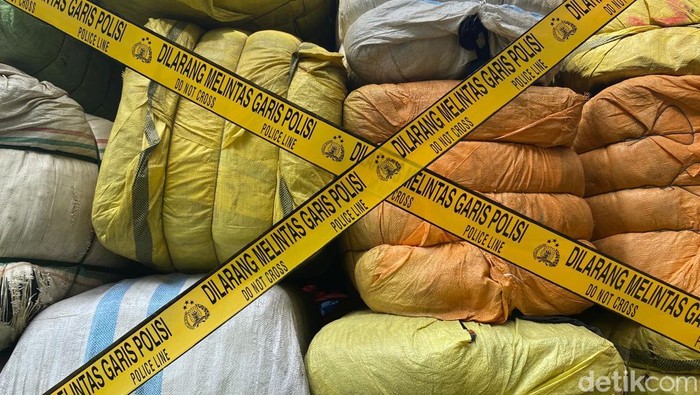 PMJ bongkar penyelundupan pakaian bekas impor. (Wildan/detikcom)