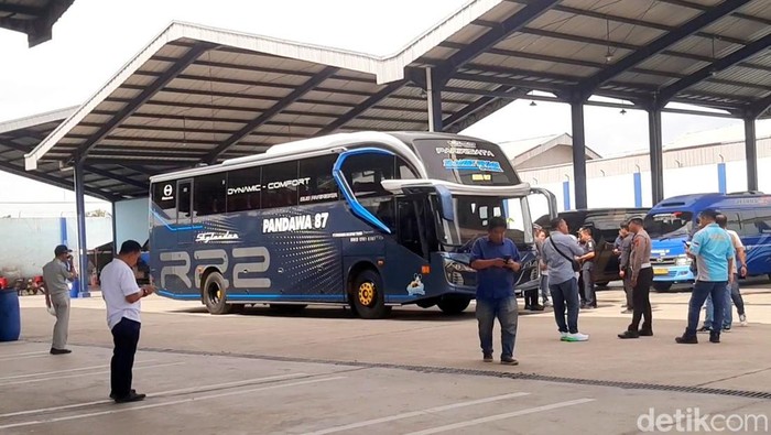 Polisi dan Dishub menggelar rmap chek di pool vus terminal Klari, Kabupaten Karawang