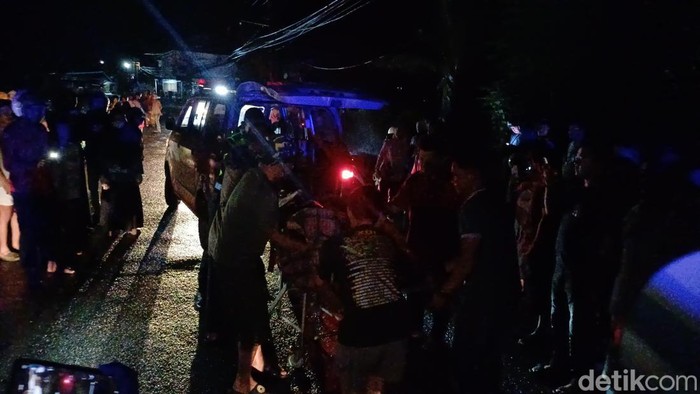Polisi mengevakuasi kakek 70 tahun yang tewas diduga menjadi korban tabrak lari di Pangkep.