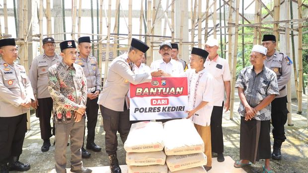 Polres Kediri Polres Kediri Hadirkan Bantuan Material untuk Percepatan Pembangunan Masjid di Kandangan