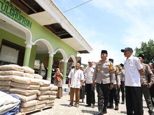Dukung Pembangunan Masjid, Polres Kediri Salurkan Puluhan Karung Semen