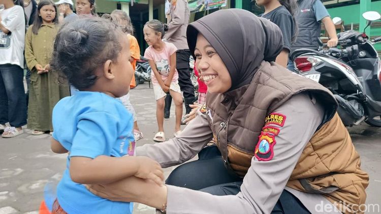 Keceriaan Anak-anak di Pengungsian Semeru Dapat Trauma Healing Dari Polisi