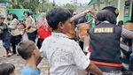 Keceriaan Anak-anak di Pengungsian Semeru Dapat Trauma Healing Dari Polisi