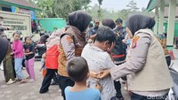 Selain bermain, anak-anak juga diberikan snack untuk membantu mengurangi beban psikologis dan memberikan kenyamanan selama di pengungsian. 