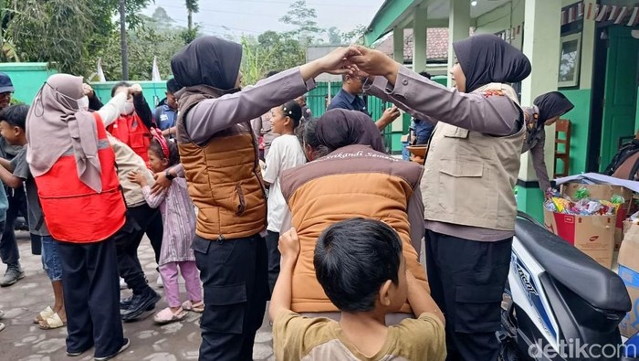 Polres Lumajang Lakukan Trauma Healing bagi Anak-Anak Pengungsi Erupsi gunung Semeru