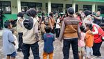 Keceriaan Anak-anak di Pengungsian Semeru Dapat Trauma Healing Dari Polisi